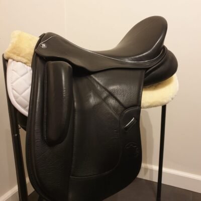 SELLE DE DRESSAGE HENNIG
